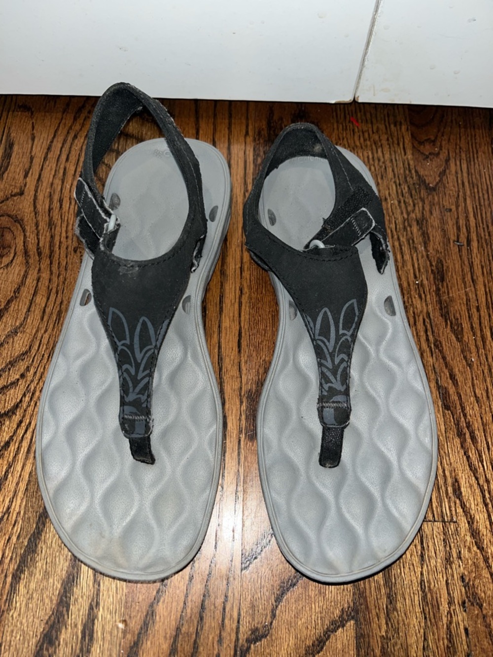 Columbia tech light Gray Sandals with Black Straps size 6